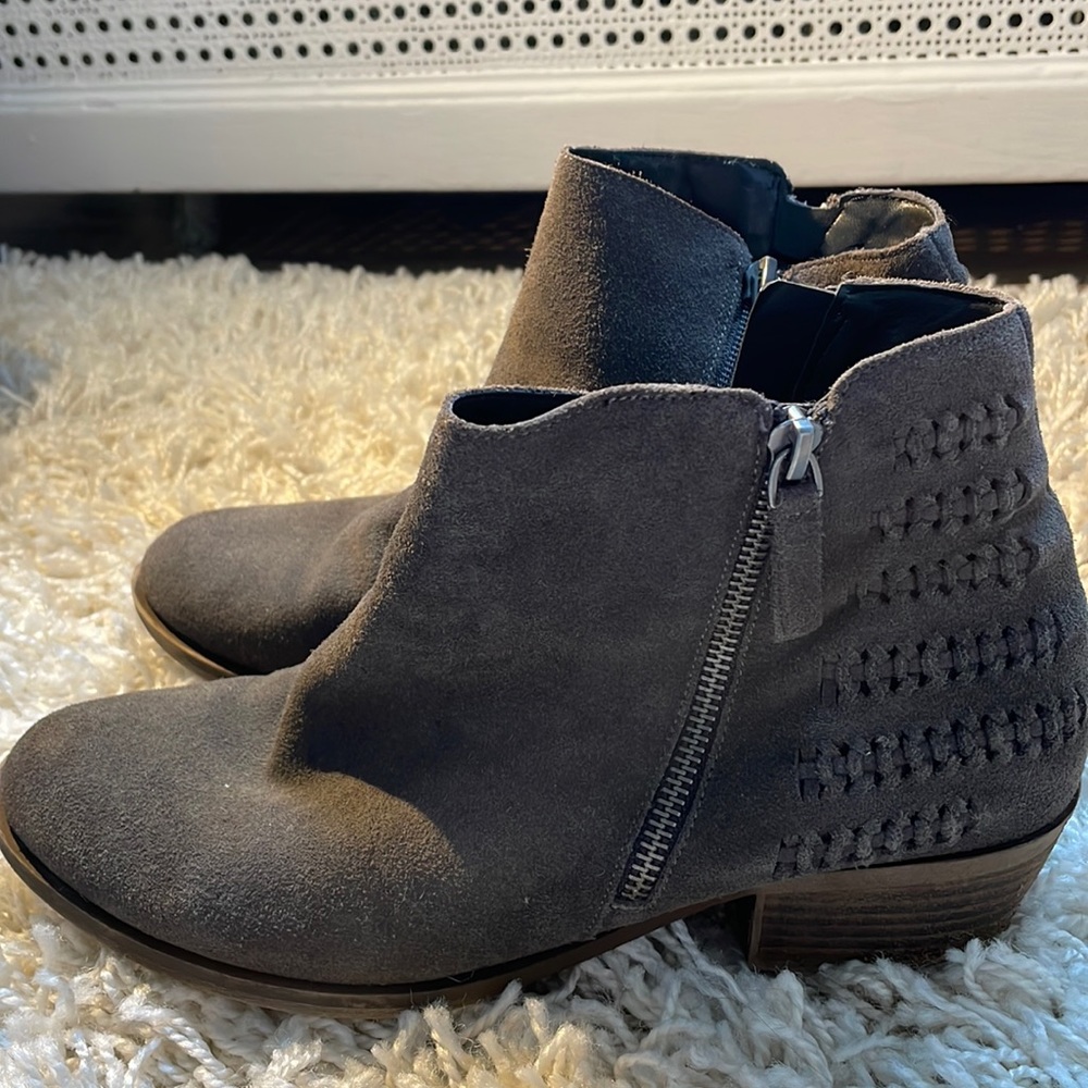 Knotted boots